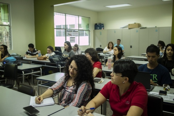 Charla sobre salud ambiental y entrega de premio al logo ganador