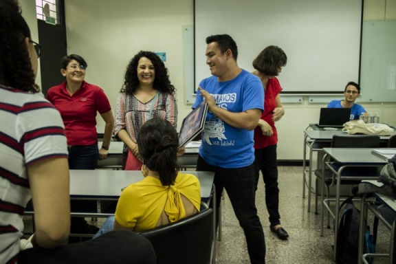 Charla sobre salud ambiental y entrega de premio al logo ganador