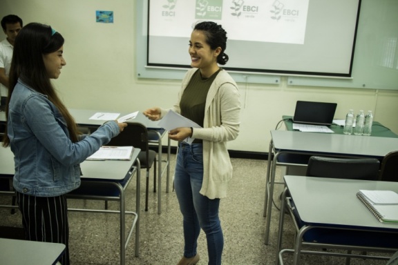 Charla sobre salud ambiental y entrega de premio al logo ganador