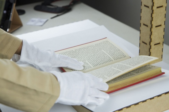 Taller de digitalización de material bibliográfico en estado de conservación