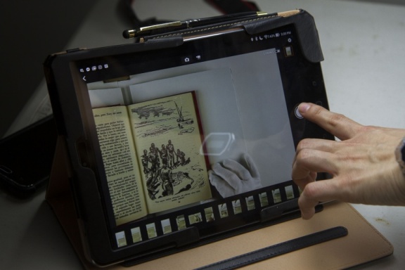 Taller de digitalización de material bibliográfico en estado de conservación